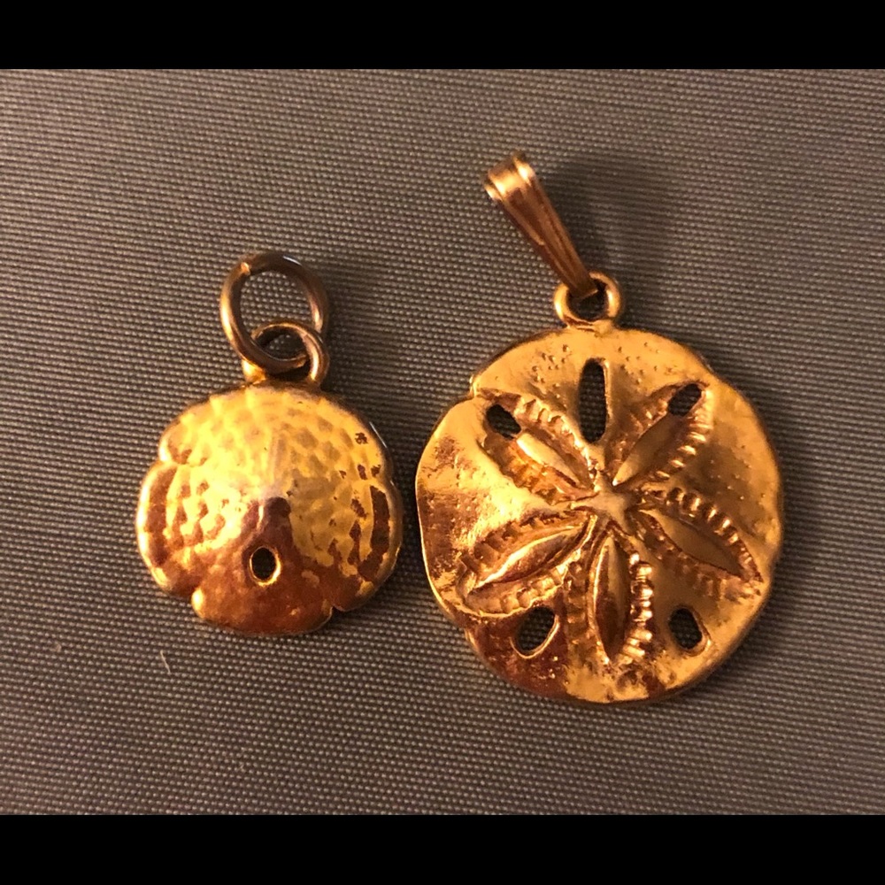 2 GOLD TONE SAND DOLLAR PENDANT BEACH CHARMS